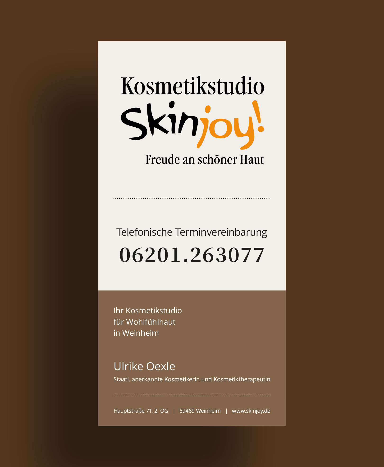 Von BRANDZEICHNER gestaltetes Firmenschild für Skinjoy, das Kosmetikstudio für Wohlfühlhaut in Weinheim