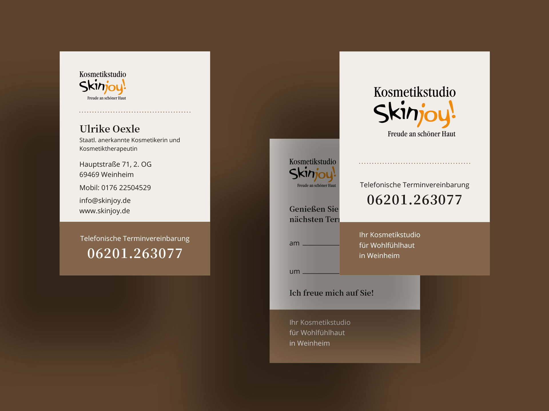 Von BRANDZEICHNER gestaltete Visiten- und Terminkarten für Skinjoy, das Kosmetikstudio für Wohlfühlhaut in Weinheim